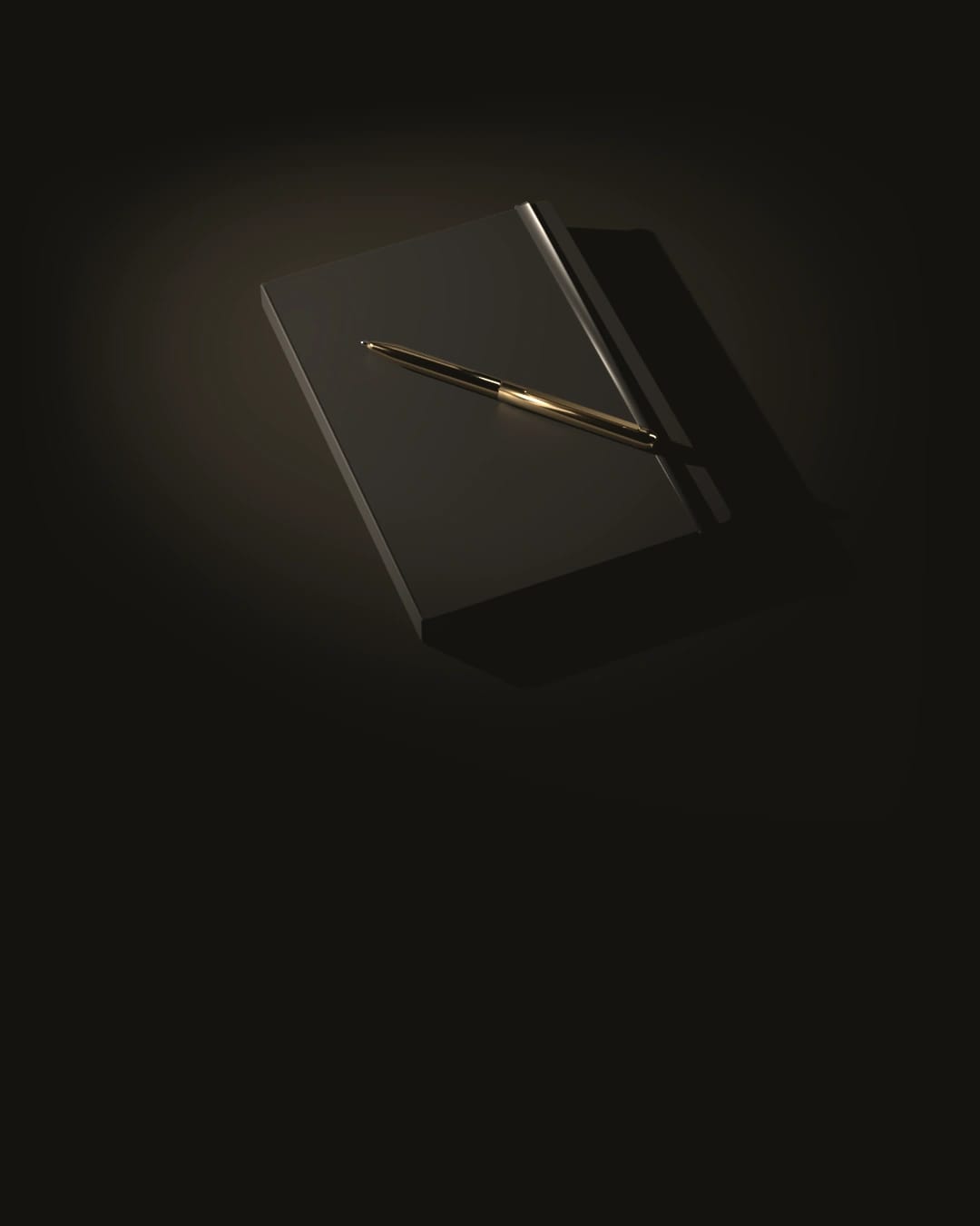 Un carnet noir fermé par son élastique, un stylo couleur laiton posé dessus